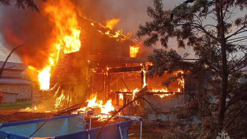 Брат и сестра погибли при пожаре в доме в Архангельской области