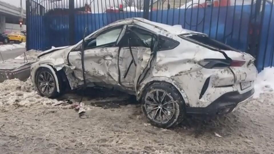 BMW снес мачту освещения и влетел в забор в Москве