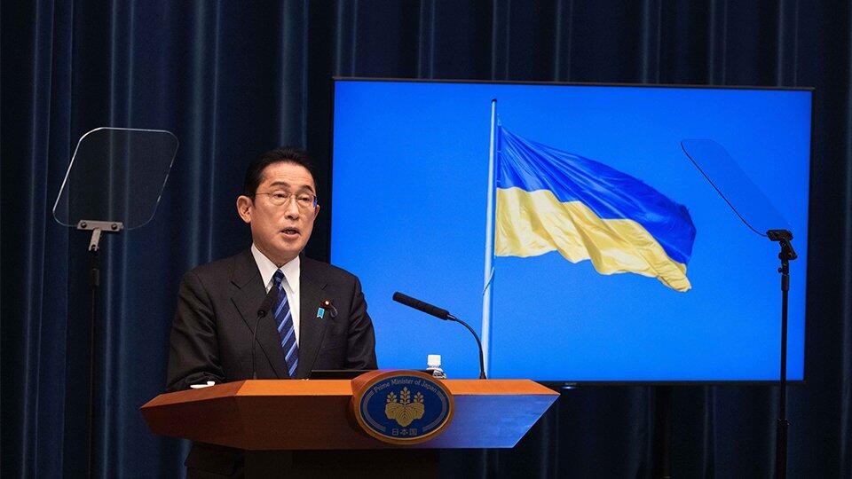 Премьер-министр Японии прибыл в Киев на поезде из Польши