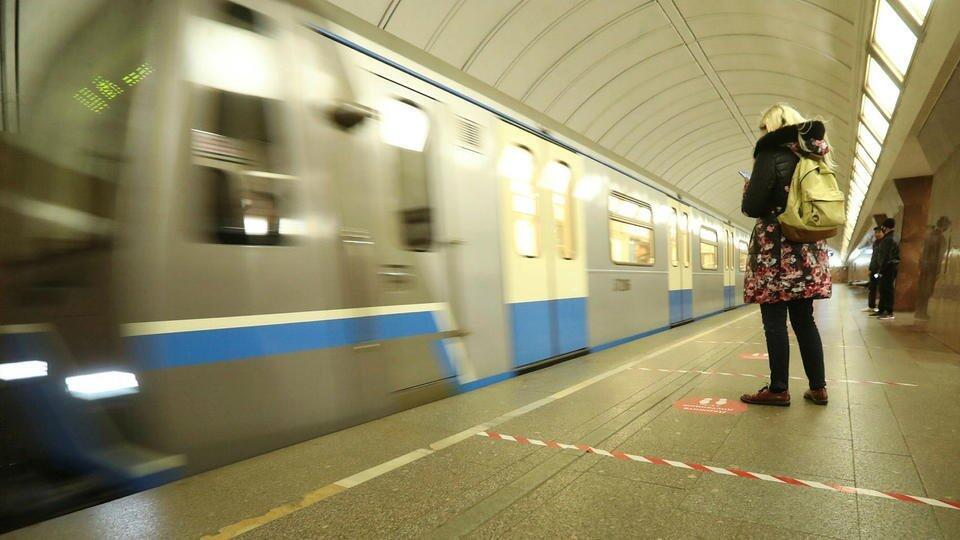 Пассажир упал под поезд на станции метро 