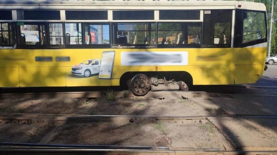 Три человека пострадали при сходе трамвая с рельсов в Томске