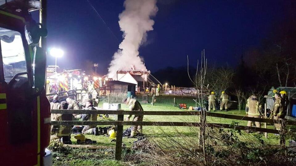 Более 100 спасателей тушат горящие дома на юге Великобритании