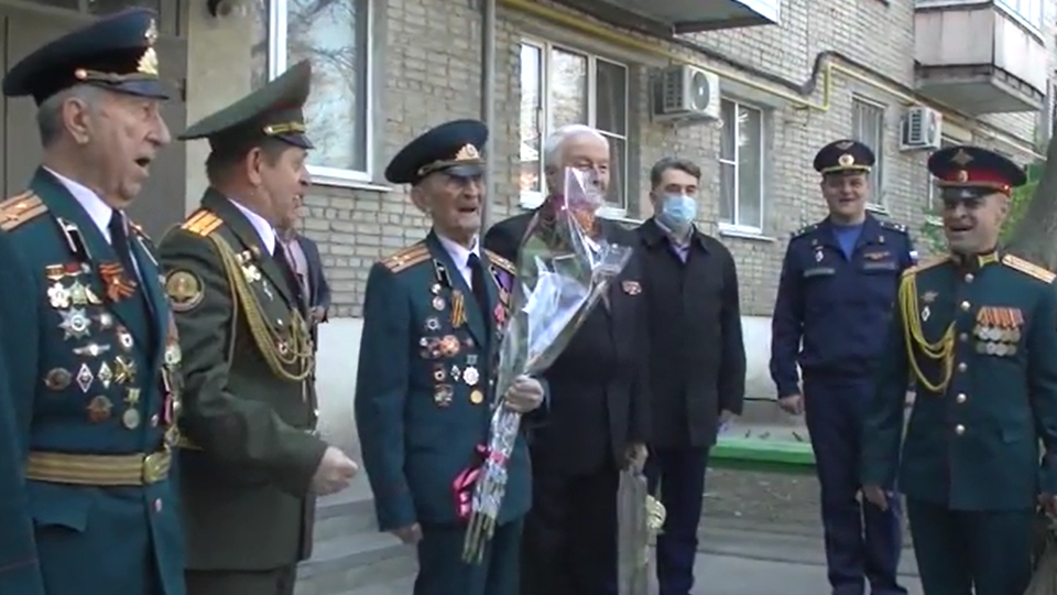 Военные устроили концерт для участника первого парада Победы в Москве