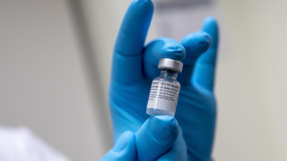 Прививка вакцины Pfizer от COVID чуть не убила медика в Нью-Йорке