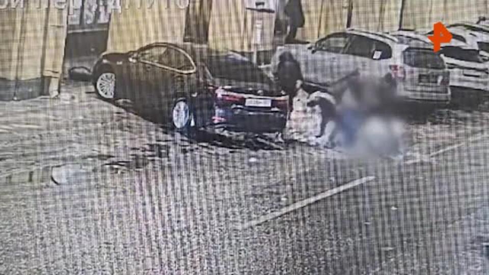 Двое мужчин избили петербуржца за замечание о неправильной парковке