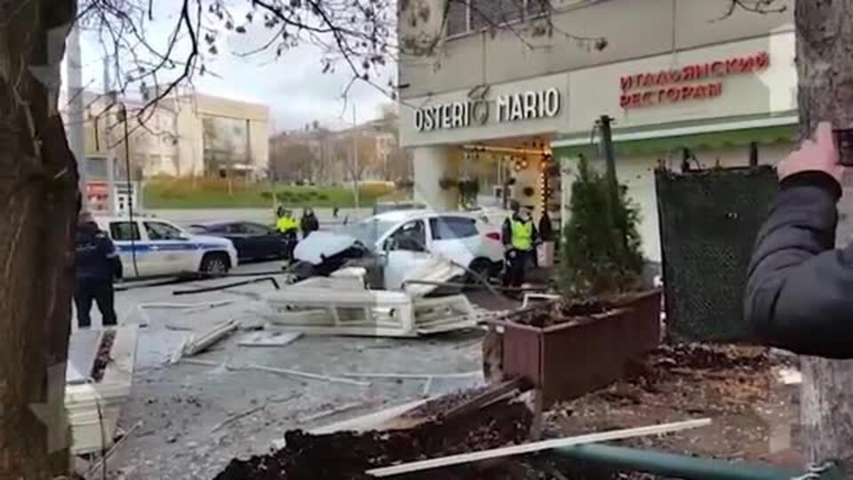 Автомобиль въехал в магазин в центре Москвы