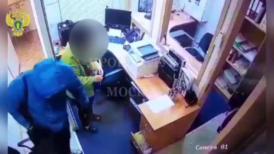 Мужчина совершил налет на отделение банка в Москве и избил женщину