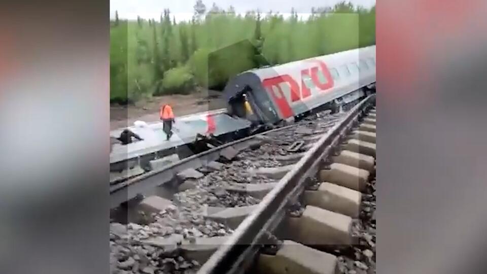 Власти Коми сообщили, что 195 пассажиров сошедшего с рельсов поезда эвакуированы
