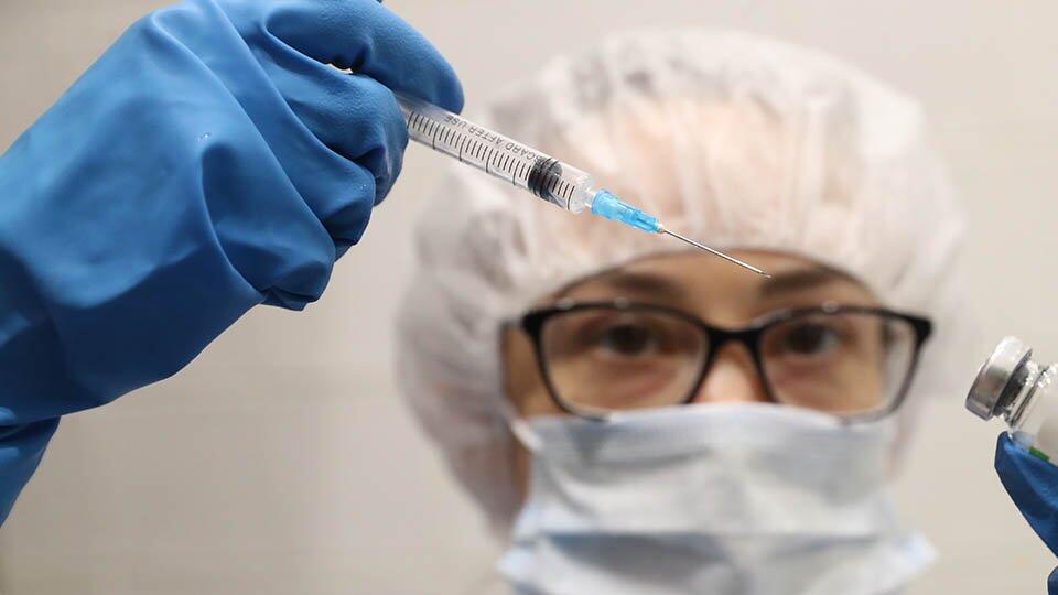 Иран начал испытания двух собственных вакцин от COVID на людях