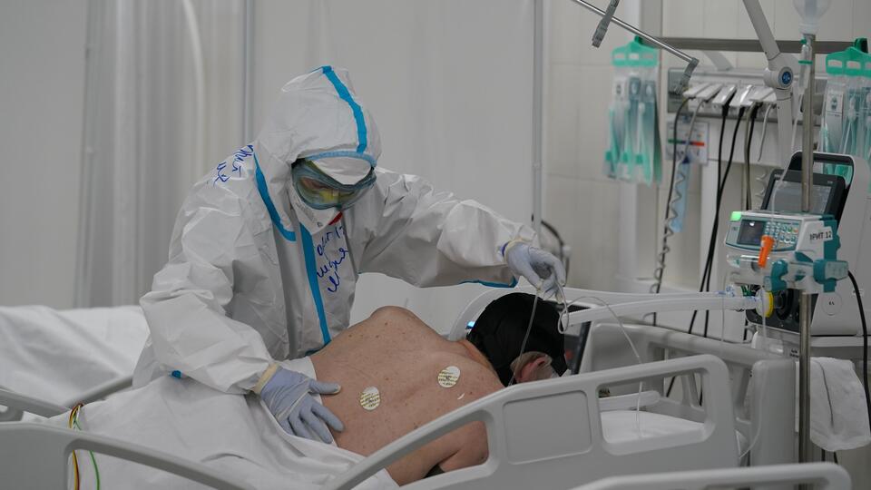 В России за сутки госпитализировали 10 372 пациента с коронавирусом