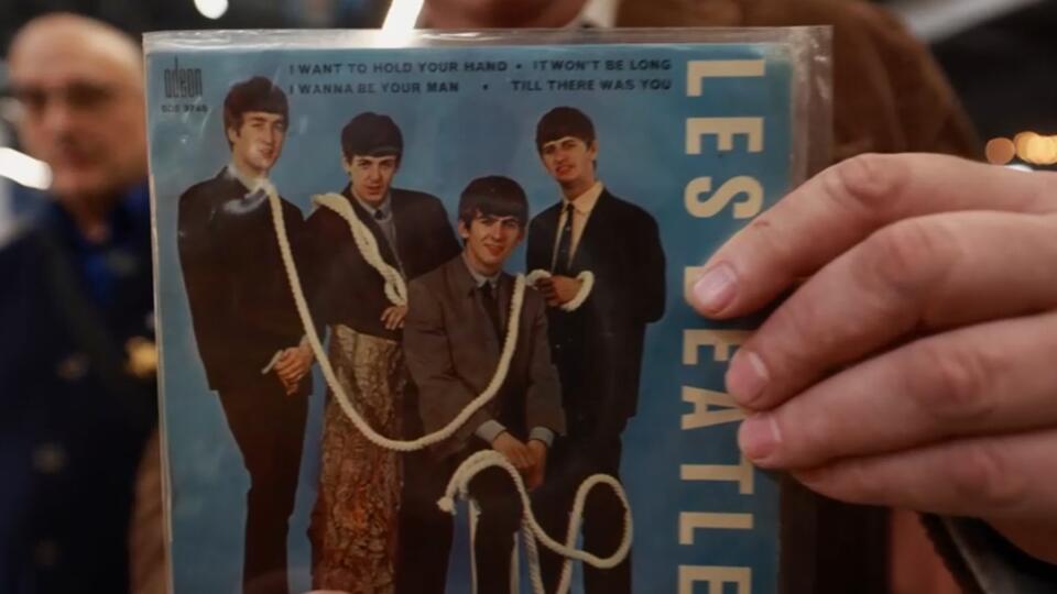 Пластинки Beatles и старинные колокольчики. Фото: © Кадр из программы "Купи-продай", РЕН ТВ