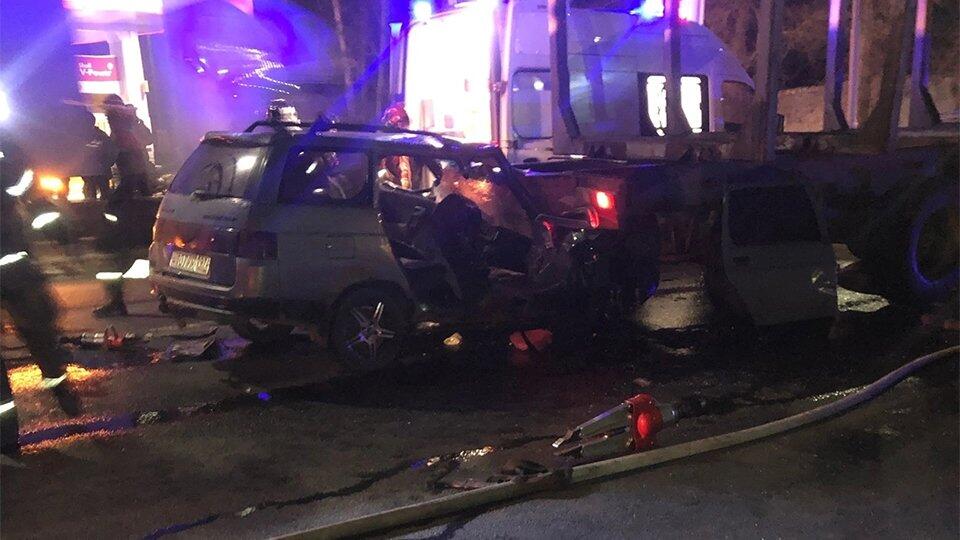 Водитель легковушки вдребезги разбил машину о грузовик в Костроме