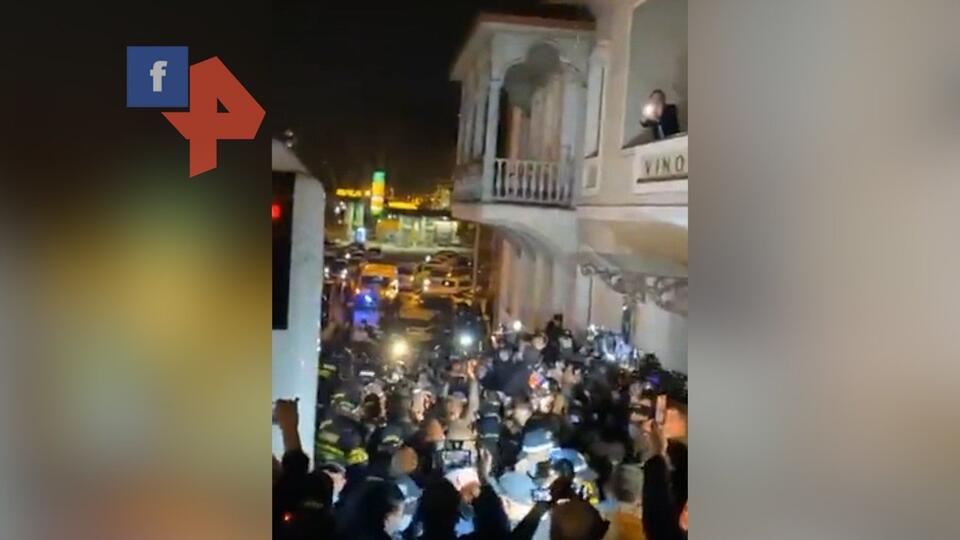 В Тбилиси начались столкновения у гостиницы, где остановился Познер