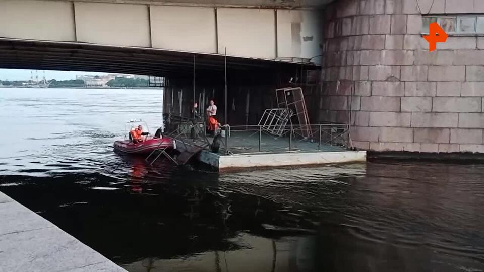 Группа людей угнала понтон и врезалась на нем в мост в Петербурге