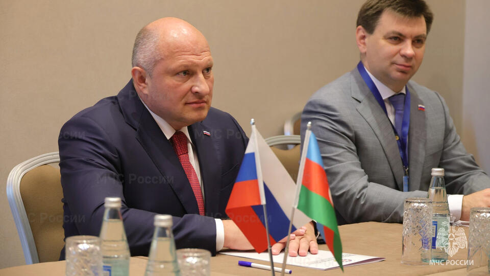 Куренков обсудил с главой МЧС Азербайджана двустороннее партнерство. Фото: © mchs.gov.ru/МЧС РФ