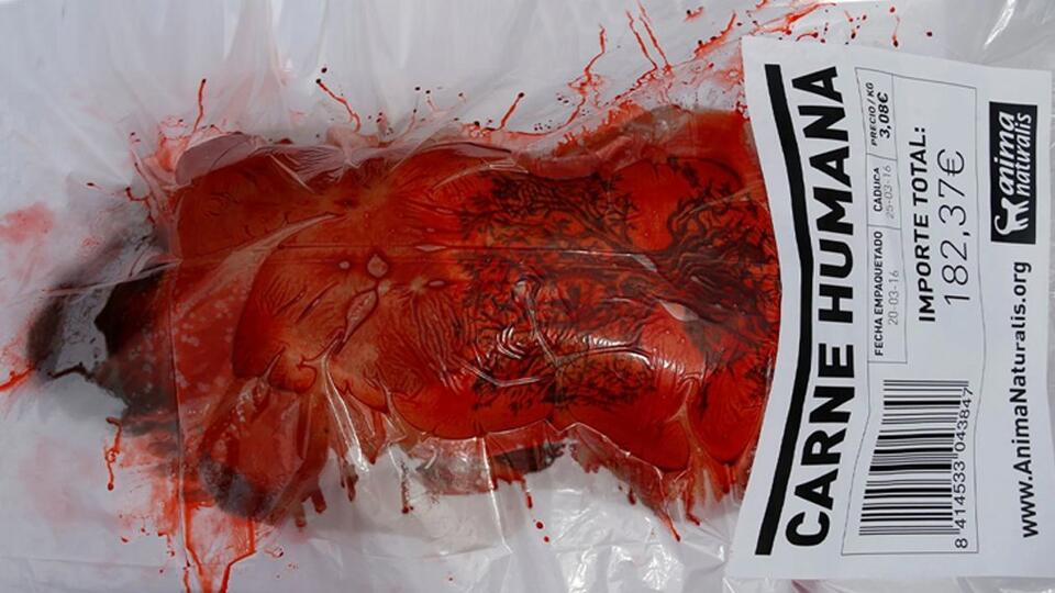 Голые активисты в пакетах устроили акцию против потребления мяса