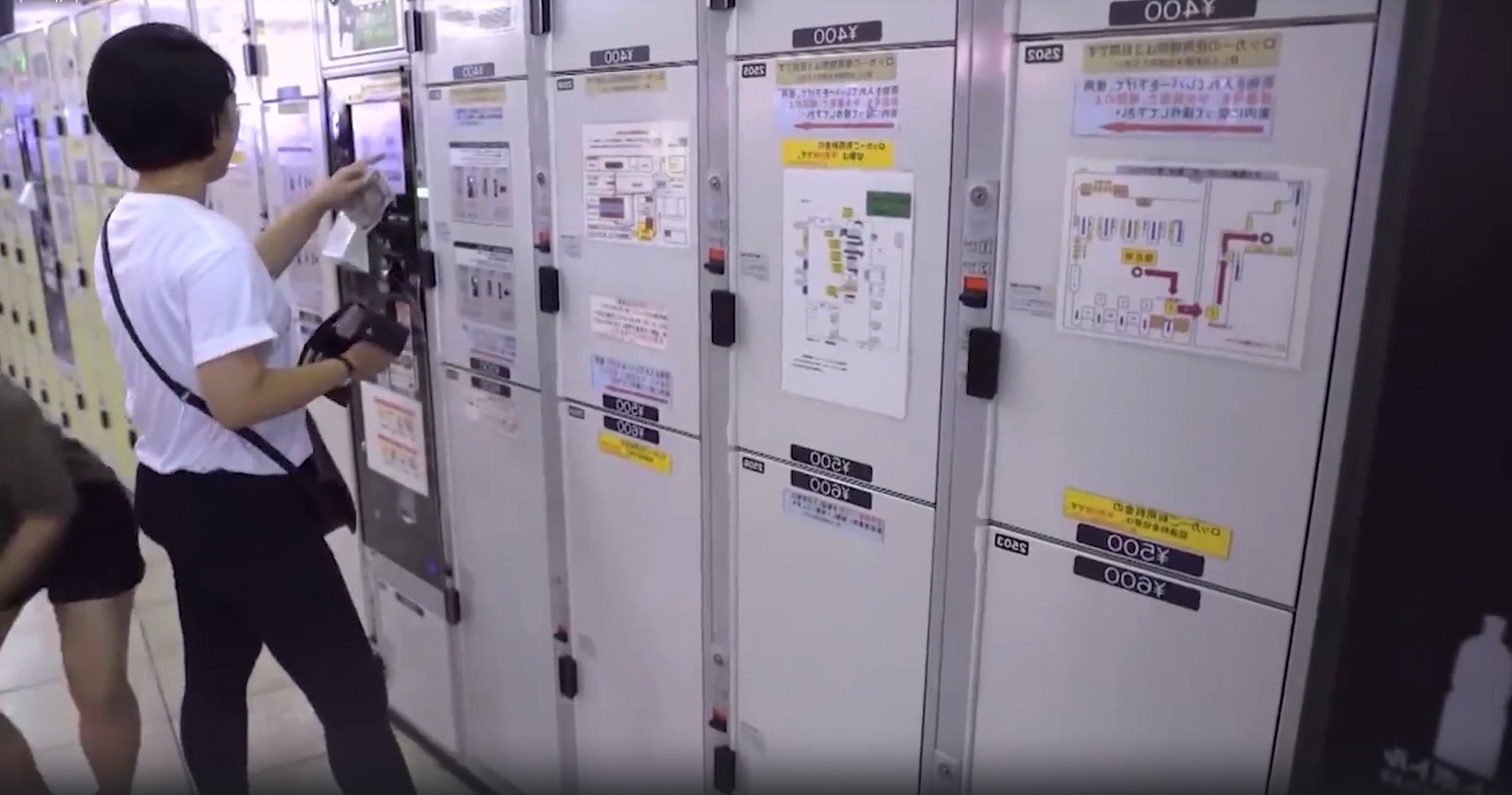 Скрытую камеру в примерочной нашли в Японии - Fun | Сегодня