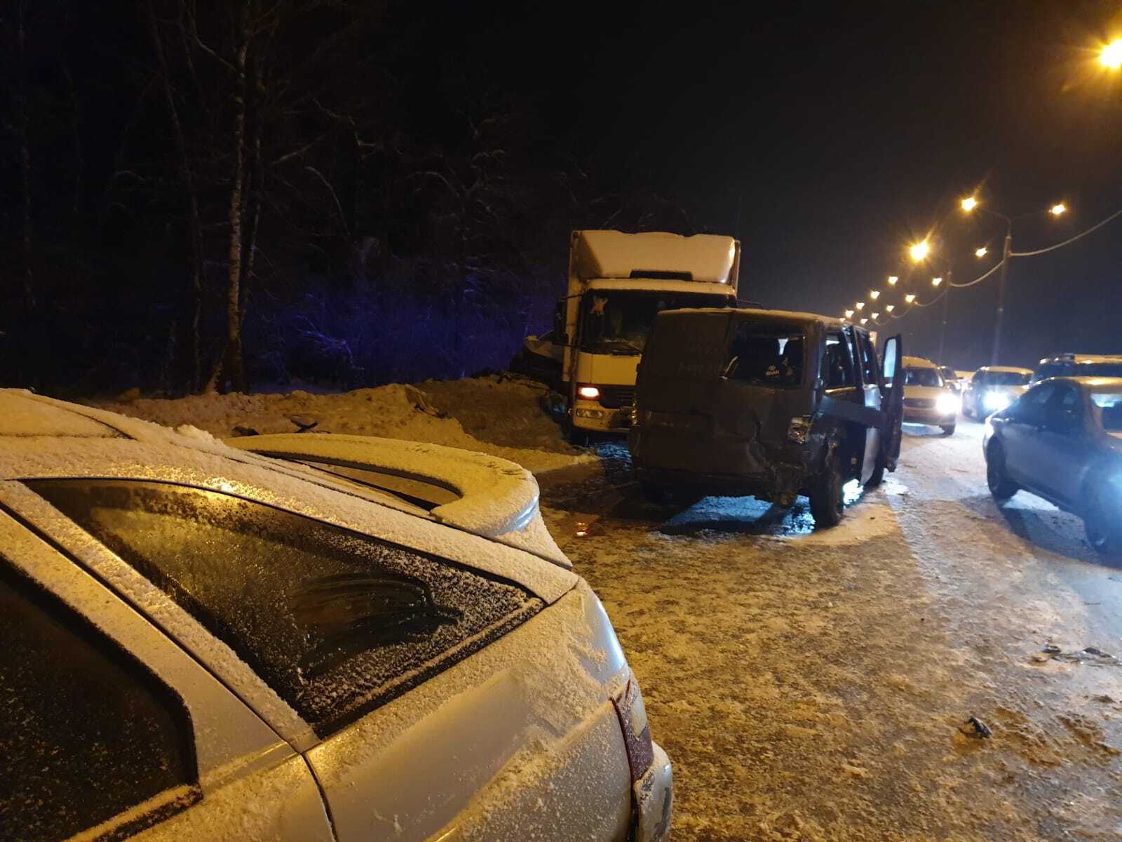 Восемь человек пострадали в ДТП с участием свыше 30 машин под Тулой —  06.02.2022 — В России на РЕН ТВ