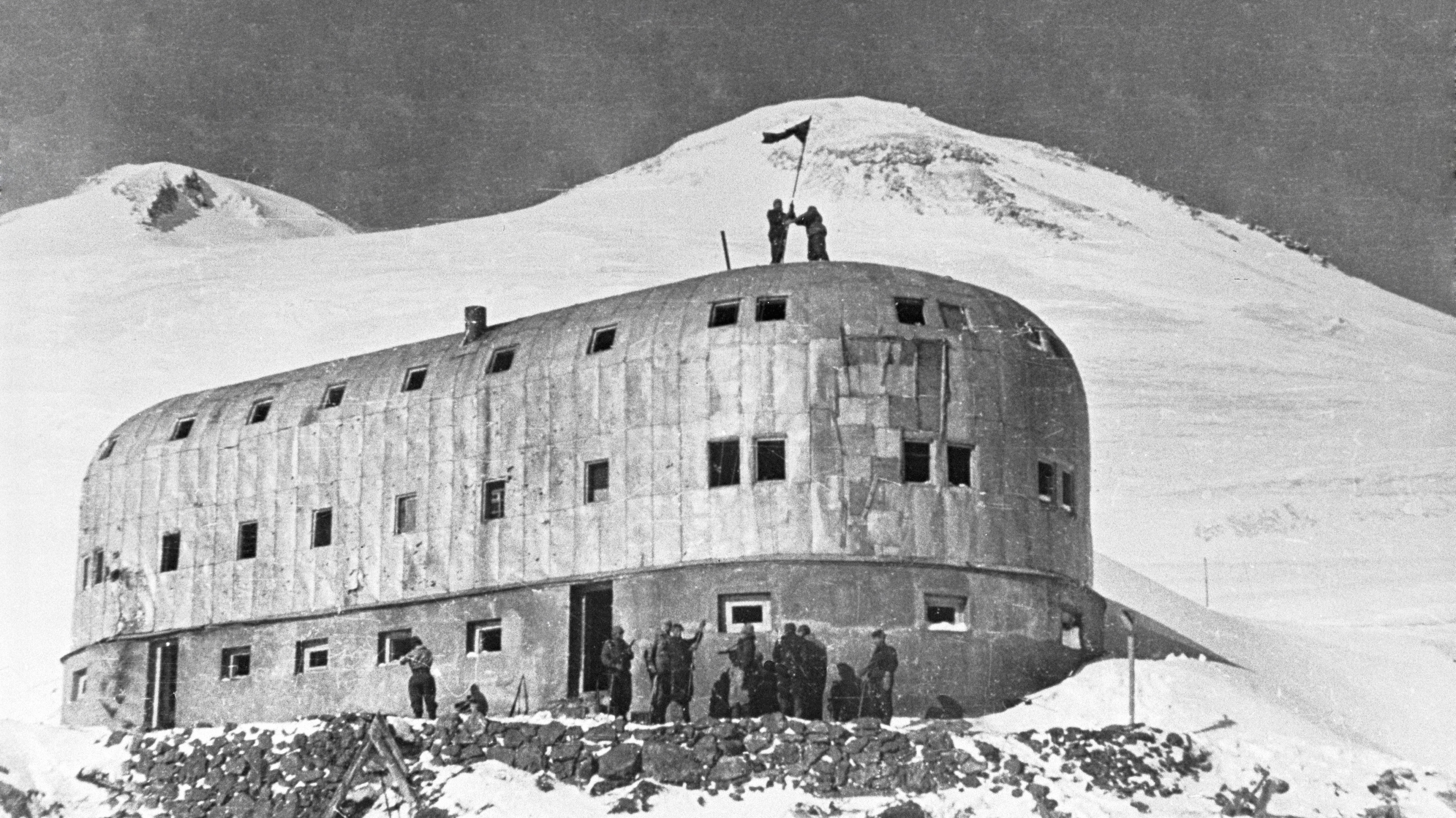 Аэродром в скале. Гора Эльбрус гостиница "приют одиннадцати". Приют 11 на Эльбрусе 1943. Приют 11 на Эльбрусе немцы. Приют 11 битва за Кавказ.