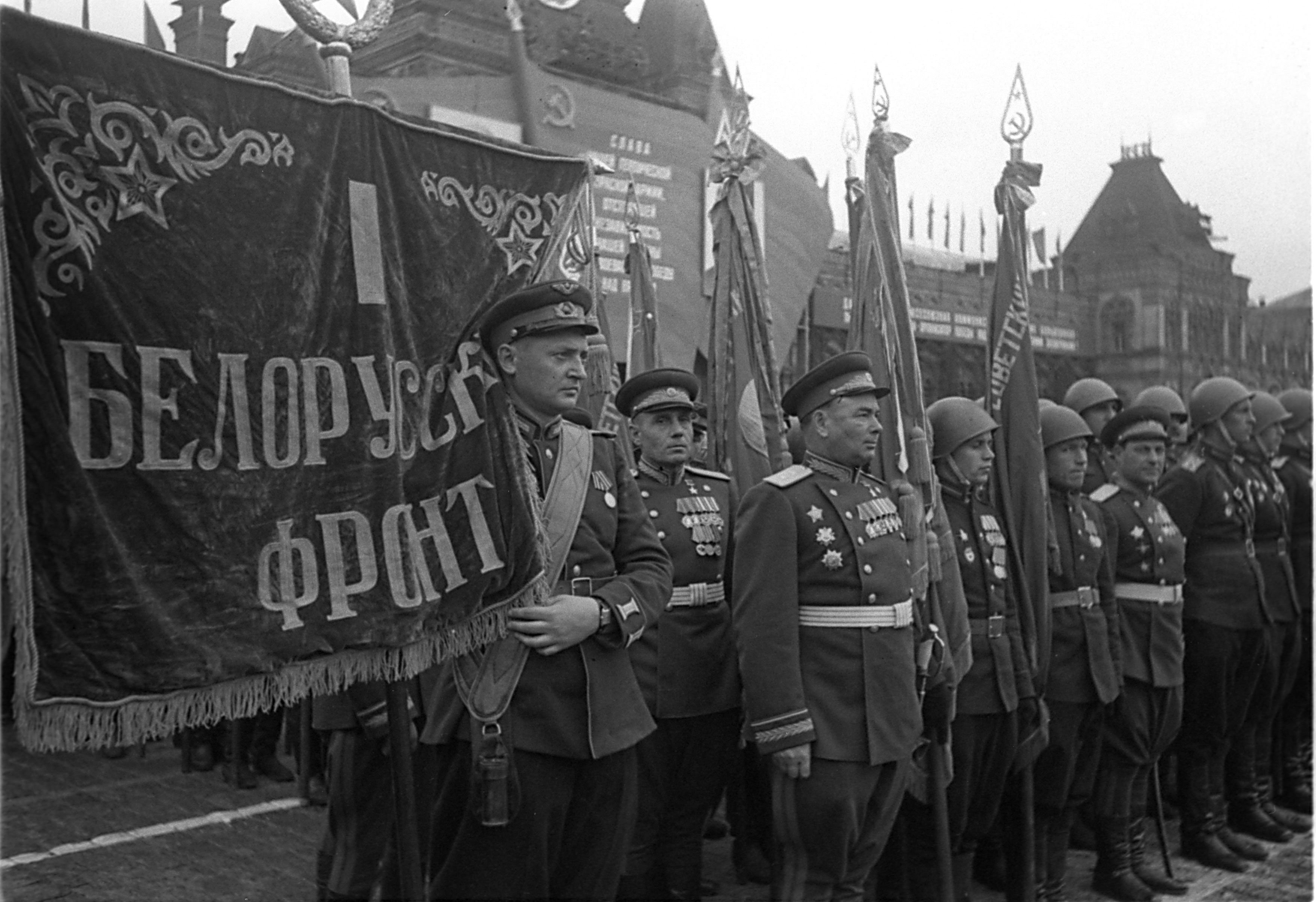 Конец великой россии. 1-Й белорусский фронт на парада Победы 1945. Штандарты фронтов на параде Победы 1945.
